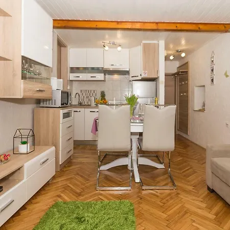 Priska1700 سبليت